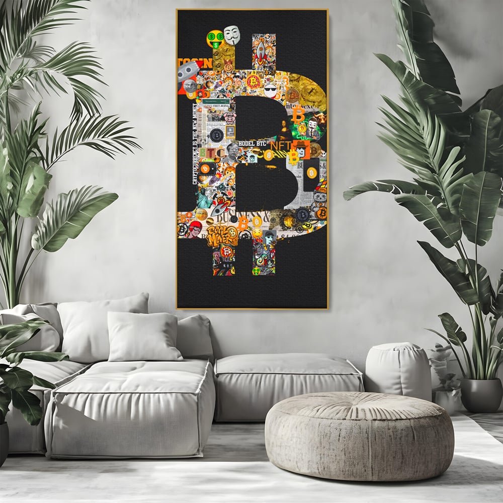 Tablou canvas cu tablou canvas cu simbolul bitcoin din colaje, in rama de aluminiu auriu, pe perete intr-un living